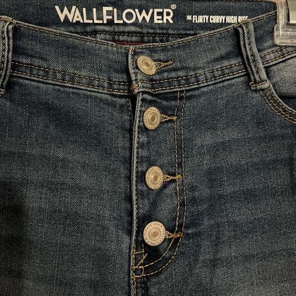 NWOT Wallflower Curvy Fit Flare Jeans – Distressed Button Fly, Size 7 - Picture 4 of 10